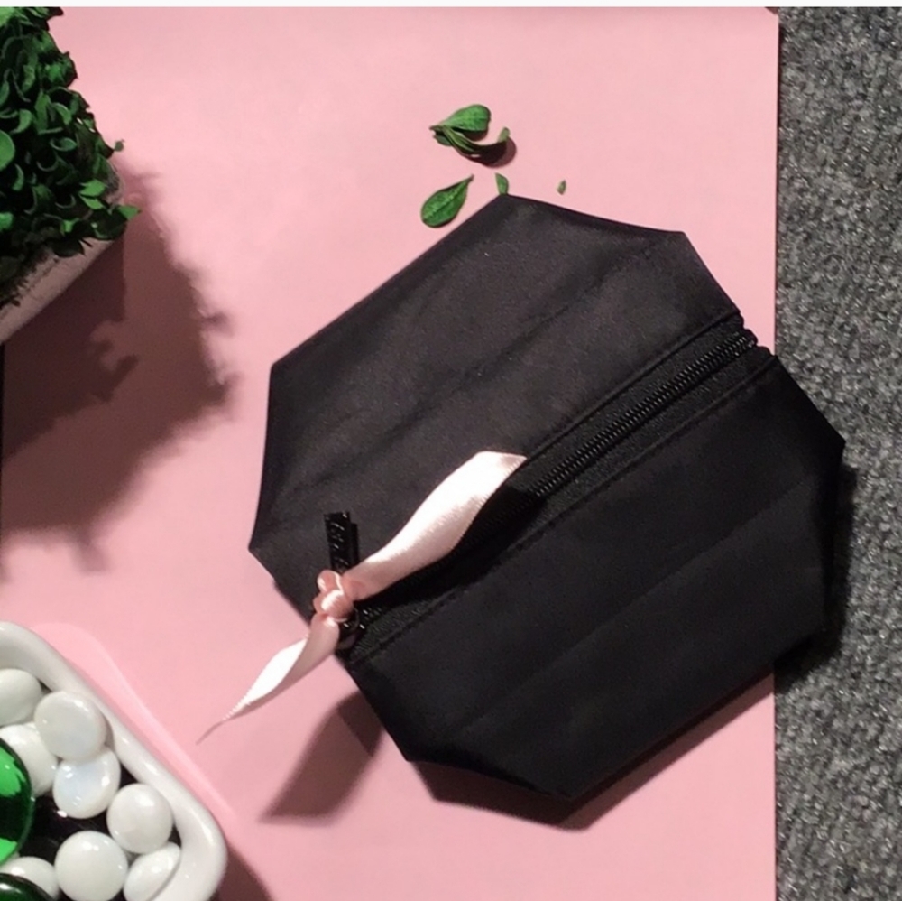 🗽 2 NWT Mary Kay mini makeup bags